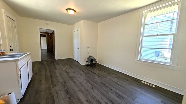 Building Photo - 370 Monroe Ave