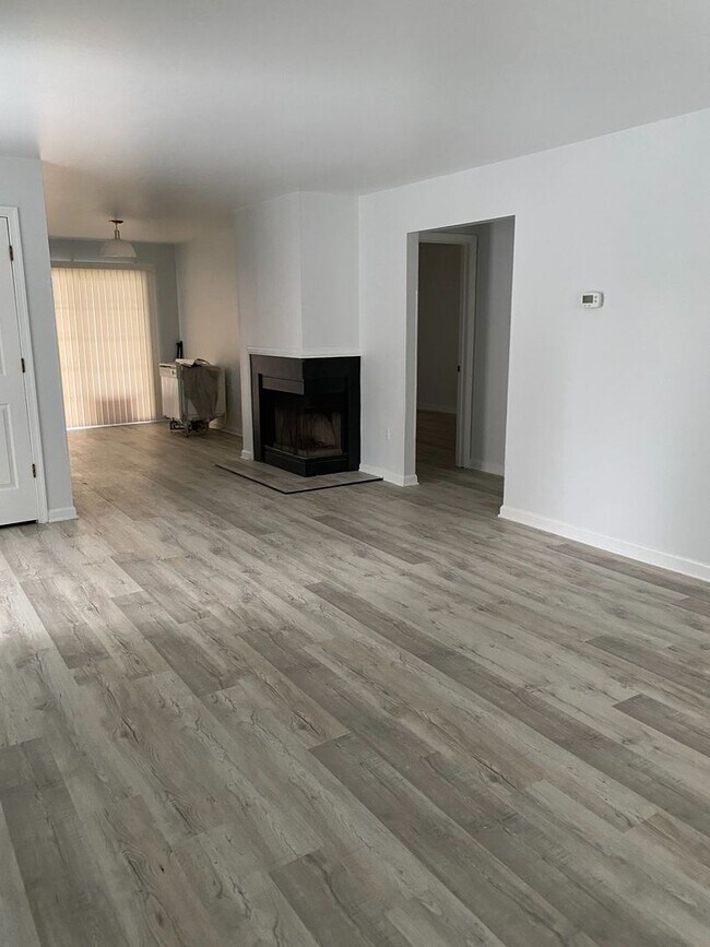 Building Photo - Remodeled Seven Oaks Condo