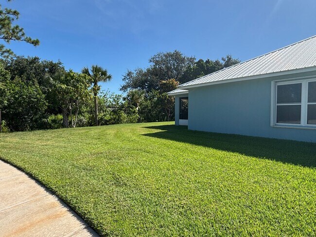 Building Photo - 4 BR 2 BA Annual Rental in Gated community...