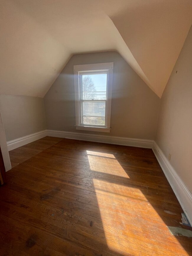 Building Photo - 2 bed 1 bath single family home first floor washer and dryer hookup