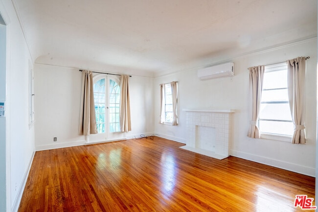 Building Photo - 162 S Berendo St