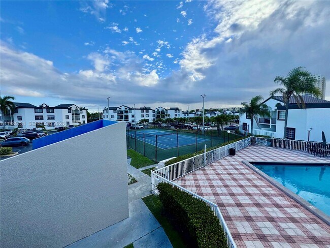 Building Photo - 9731 Fontainebleau Blvd