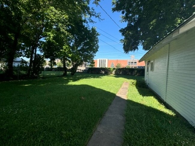 Building Photo - Charming 2 Bedroom Home Available - Unfini...