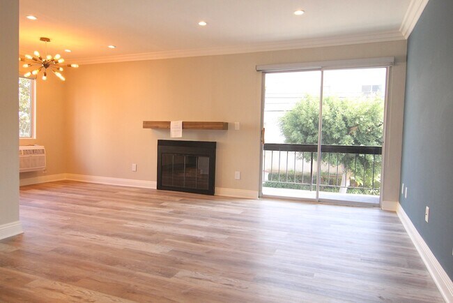 Building Photo - 1450 S Bundy Dr