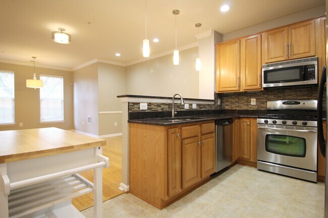 Building Photo - Updated 3/2.5 Townhome w/1 car garage