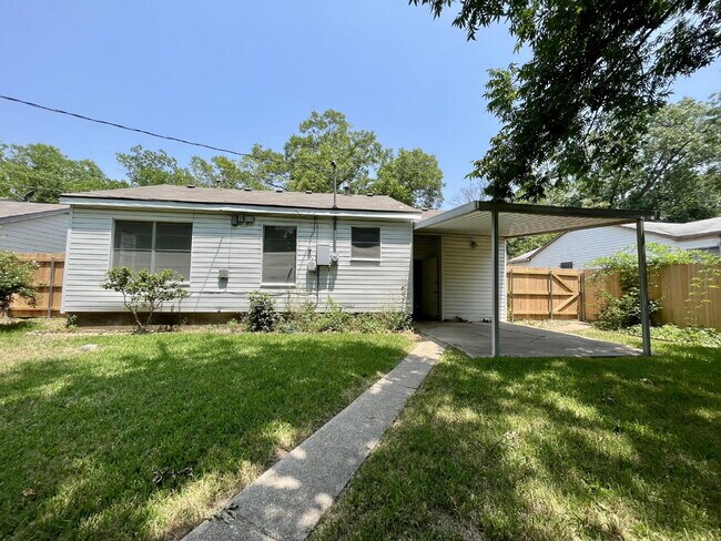 Building Photo - 3920 Maple Ave