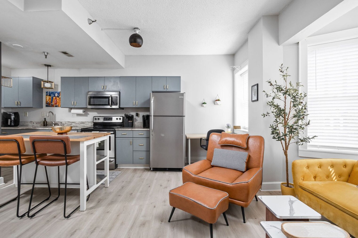 Building Photo - 230 E 9th St