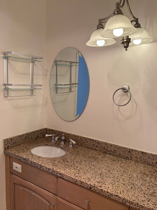 Building Photo - Gorgeous condo with Amazing Views!