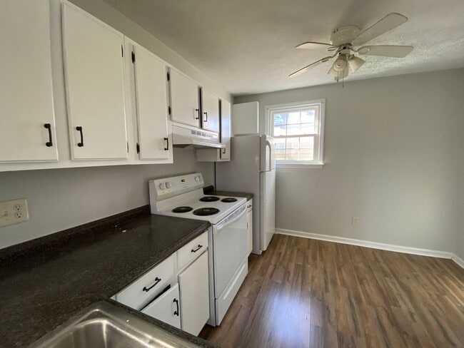 Building Photo - Two bedroom near Peaks View Park! Water, t...