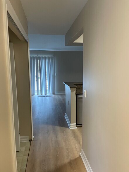 Entry - 2872 Davison Ave