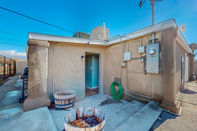 Building Photo - 5717 Edith Blvd NE