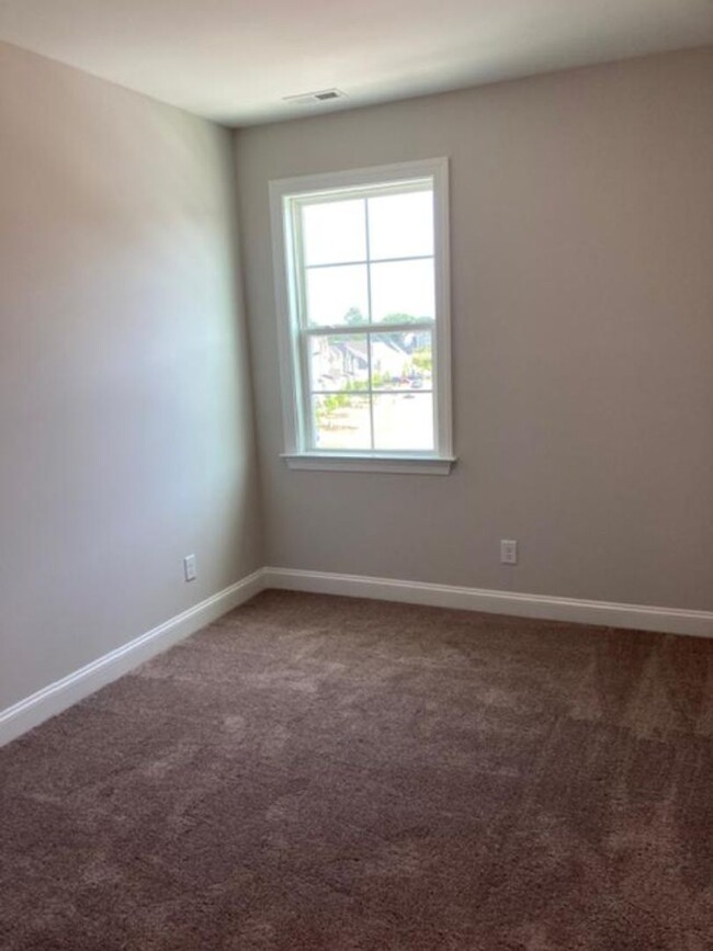 Building Photo - 543 Bistle Drive - Bev Roberts Rentals and...