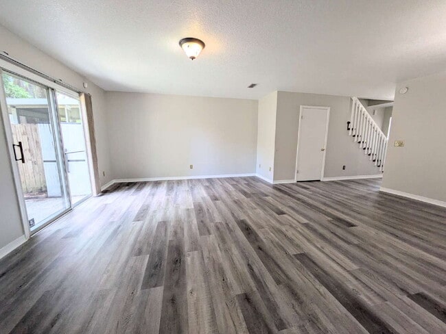 Building Photo - "$300 OFF MOVE-IN SPECIAL! Spacious 3-Bed, 2.5 Bath Townhouse Nestled in the Heart of East Arling...