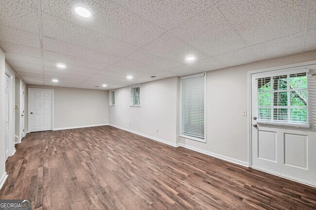 Building Photo - 173 W Lake Dr