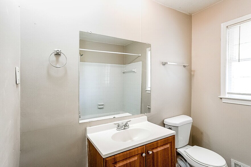 Building Photo - 5010 Ailene Dr