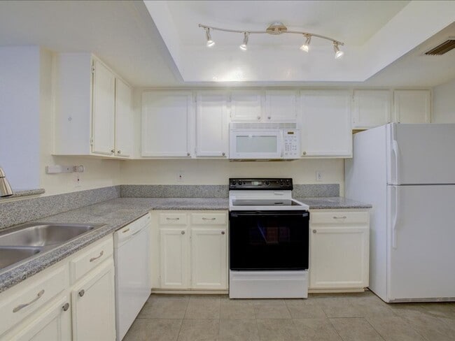 Building Photo - 2 Bedroom, 2 Bath