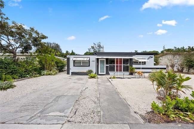 Building Photo - 1525 NE 160th St