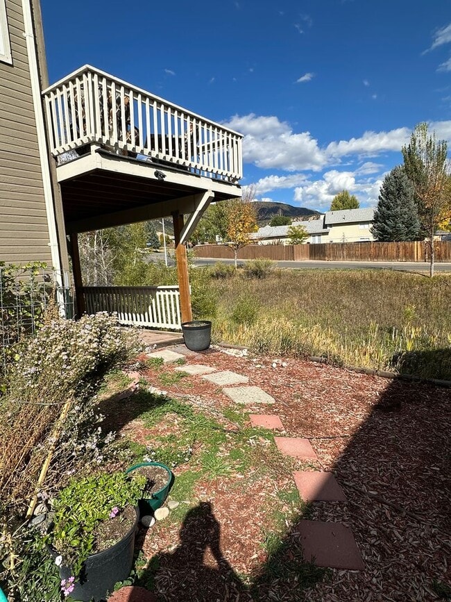 Building Photo - 850 Mountain View Dr