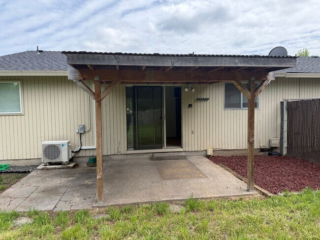 Building Photo - Updated single level 2 bed/1 bath duplex in Thurston!