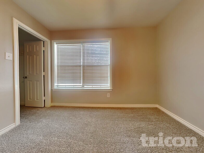 Building Photo - 5816 Greenmeadow Dr