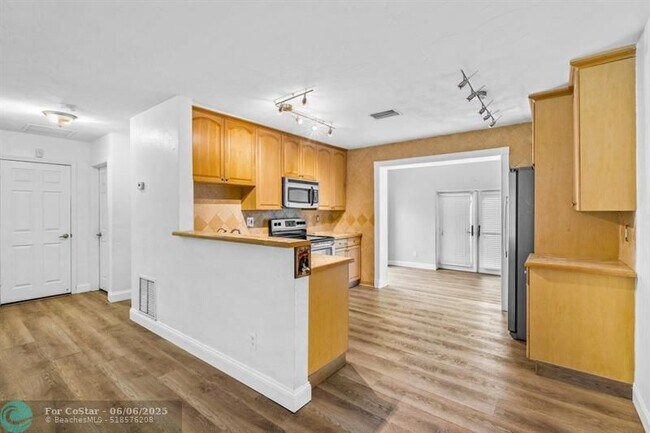 Building Photo - 4528 SW 28th Terrace