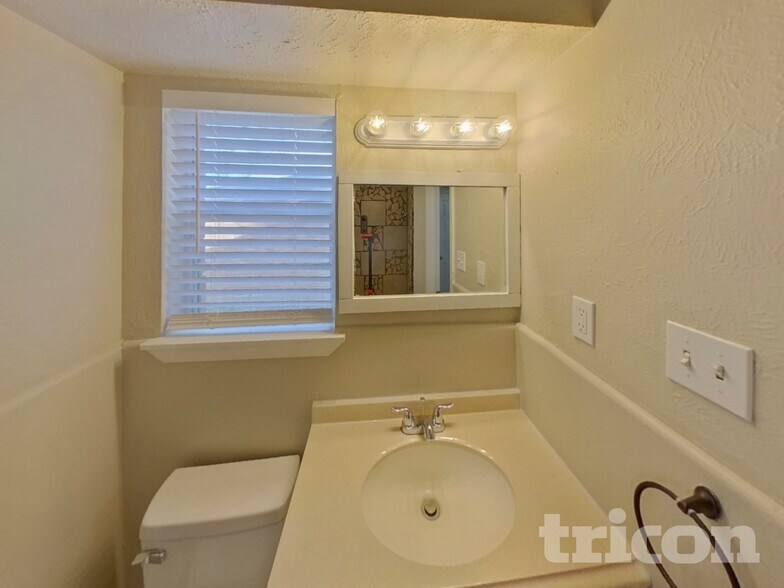 Building Photo - 1316 Lexington Dr