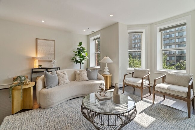Building Photo - Bright One Bedroom plus Den near Metro in ...