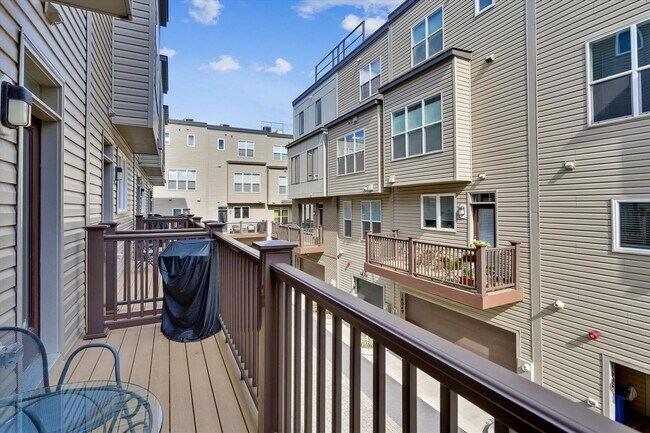 Building Photo - GREAT LOCATION!! Stunning 3BD/3.5BA luxury 4-level townhouse!