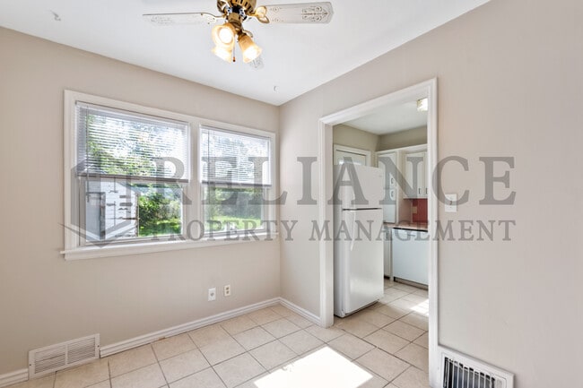 Building Photo - 804 N Battin St