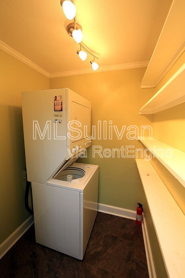Building Photo - 2404 Farthing St