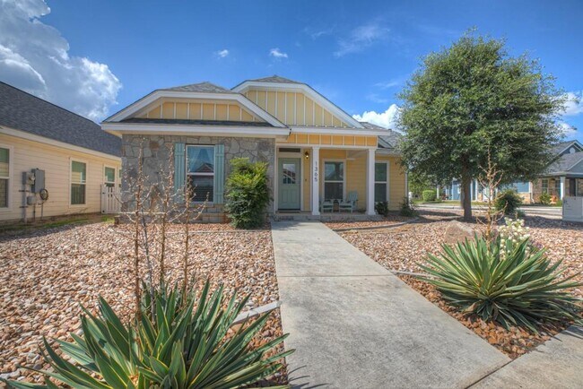 Building Photo - 1365 Hanz Dr