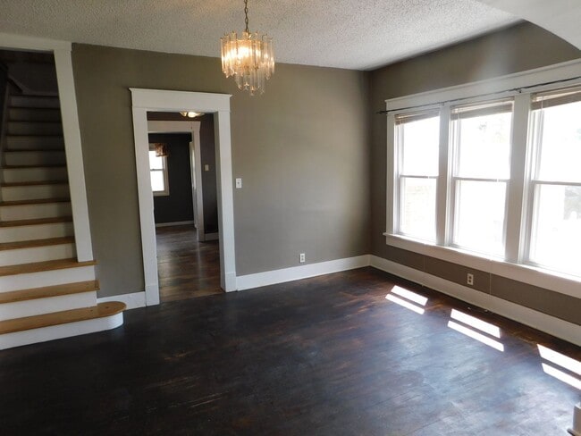 Building Photo - Very charming, large 4 bedroom/2 bath in E...