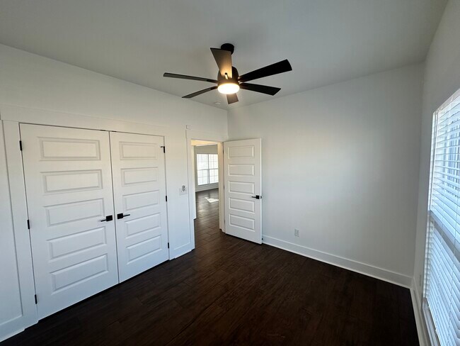 Building Photo - 210 Market St