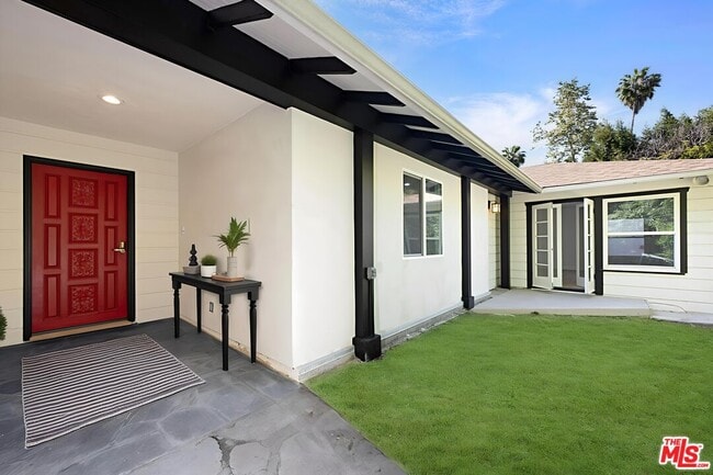 Building Photo - 1805 Nichols Canyon Rd