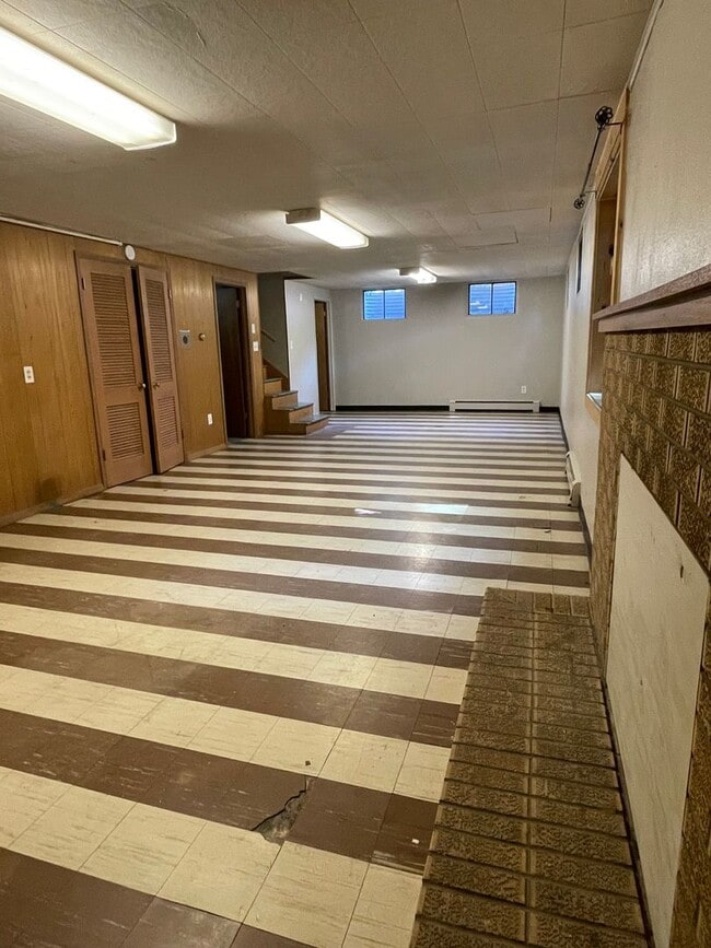 Building Photo - STUDENTS WELCOME! Sprawling Ranch Style 3 Bedroom 3 Bath Home w/ finished basement in Midtown For...