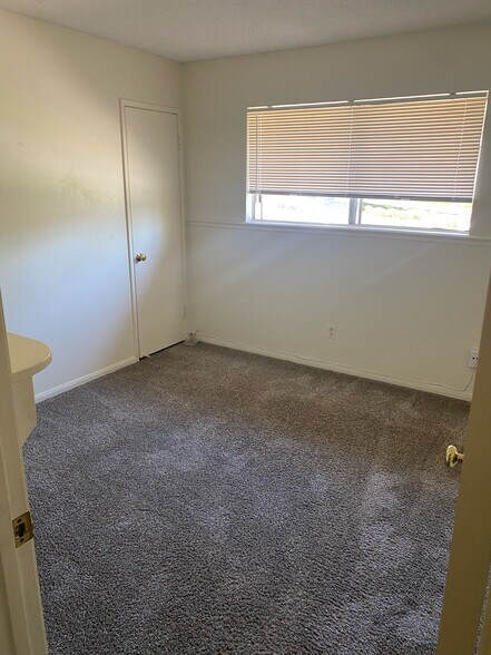 Second Bedroom - 302 Ranchwood Gln