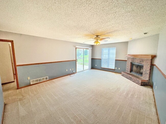 Building Photo - Comfortable Living