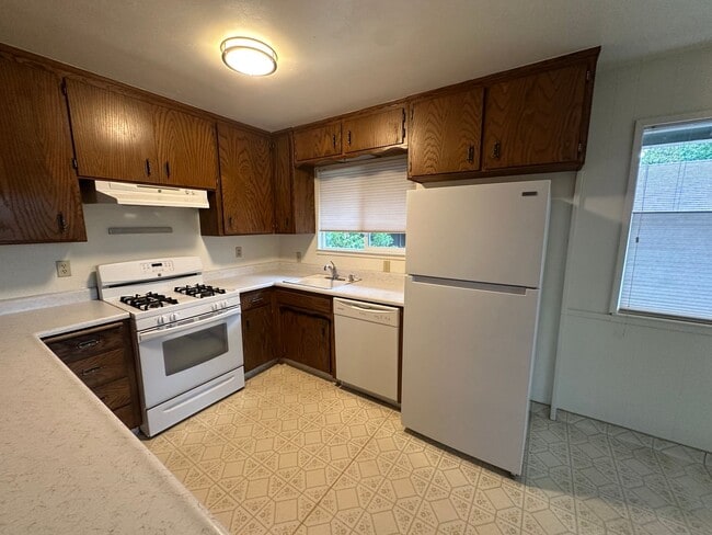 Building Photo - Charming Cascade Shores Retreat 2/1 1,000 ...