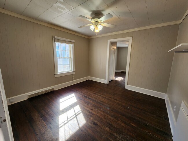 Building Photo - Spacious 3-Bedroom, 1-Bathroom Home AVAILA...