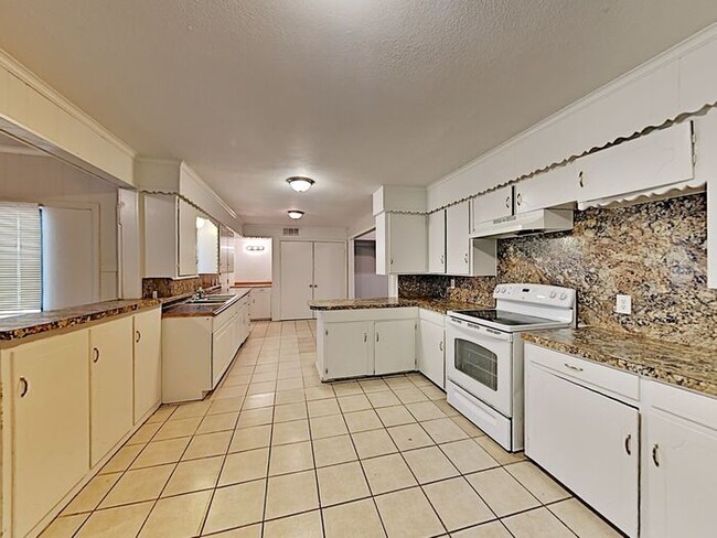 Building Photo - No Application Fee* Plus $250 Off First 2 ...