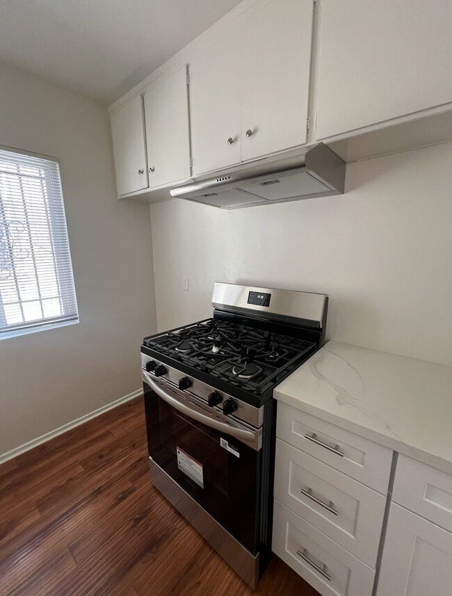Kitchen - 550 N Serrano Ave