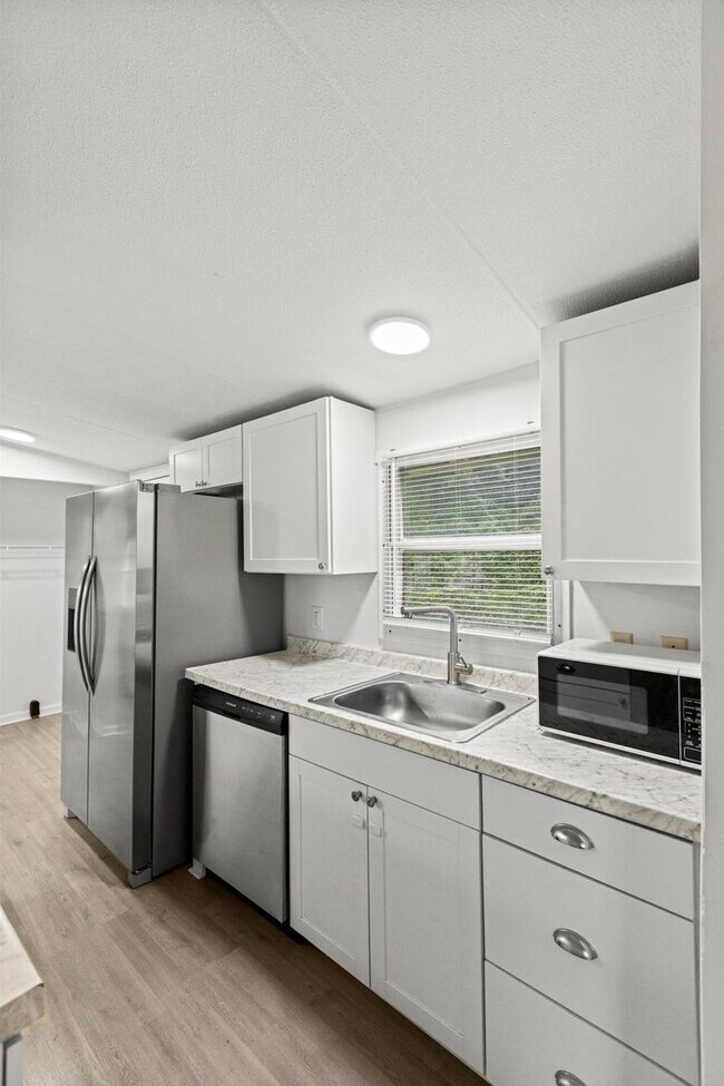 Building Photo - 3 bedroom Available Now!