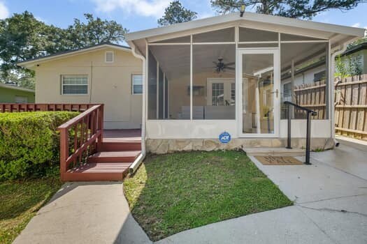 Building Photo - $250 Off Your Second Month's Rent + $250 Referral Bonus | Student-Friendly 3BR Home Minutes from ...