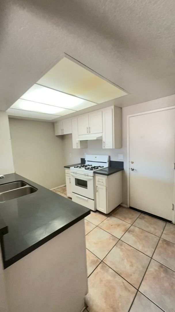 Building Photo - AVAILABLE NOW!! 2 Bedroom / 2 Bathroom Townhome in San Bernardino w/ Garage!