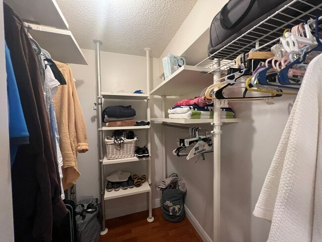 Building Photo - Furnished 2 bedroom 2 Bath condo in a Wond...