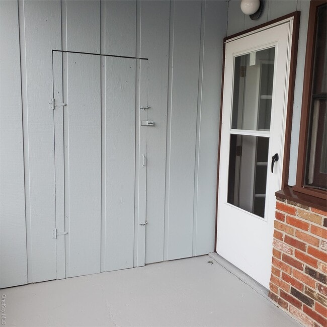 Building Photo - 160-166 W Rd