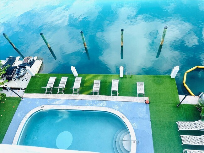 Building Photo - 9501 E Bay Harbor Dr