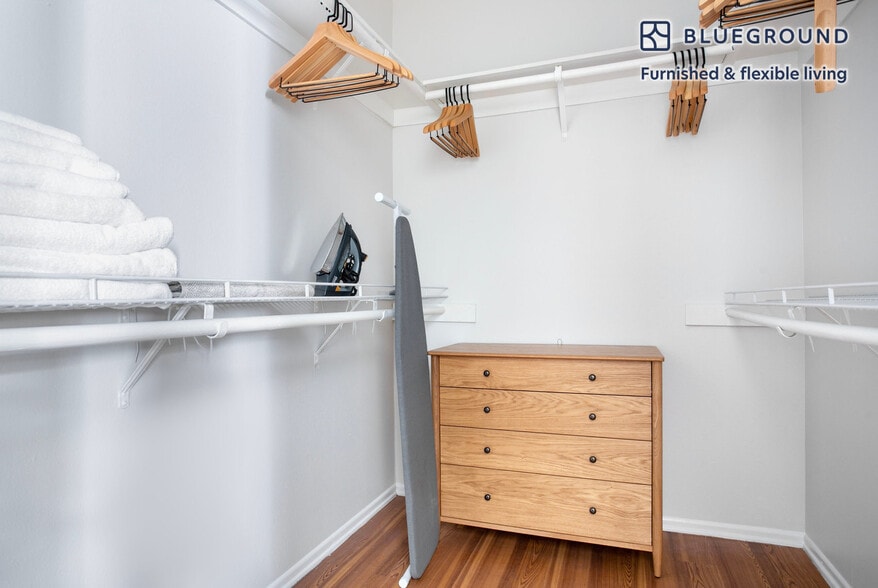 Building Photo - 467 S Arnaz Dr