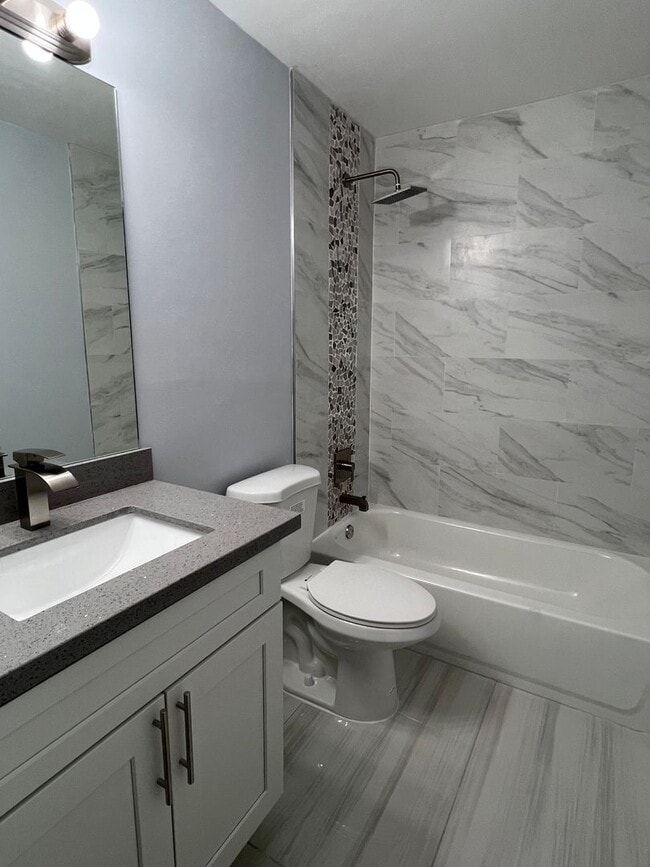 Building Photo - Corner Townehome 3Bed /2Bath