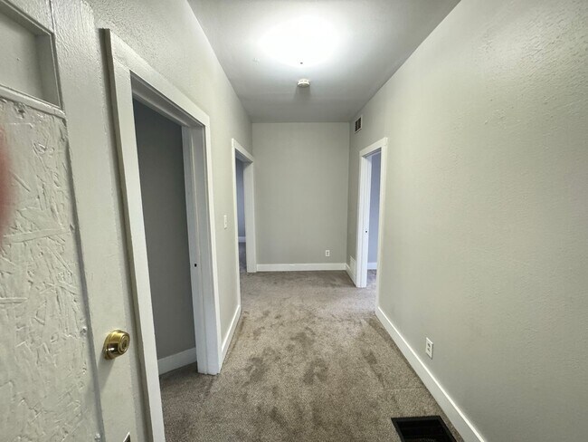 Building Photo - Two Bedroom Upper Unit on SW Side!